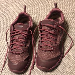 Keen waterproof hiking shoe. Size 6.5. Worn once. Pinkish/purple color.